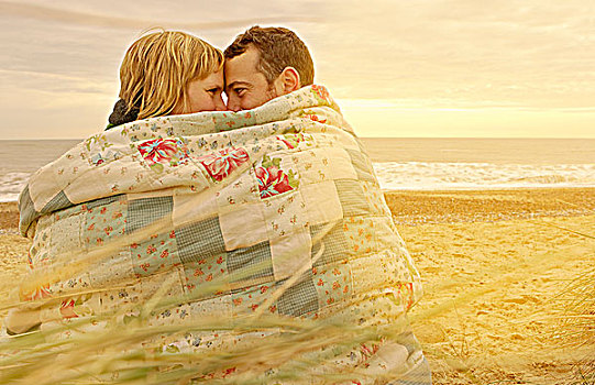 伴侣,搂抱,毯子,海滩