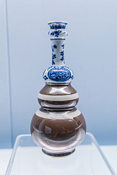 上海博物馆的清康熙景德镇窑酱色釉青花如意花卉纹葫芦瓶