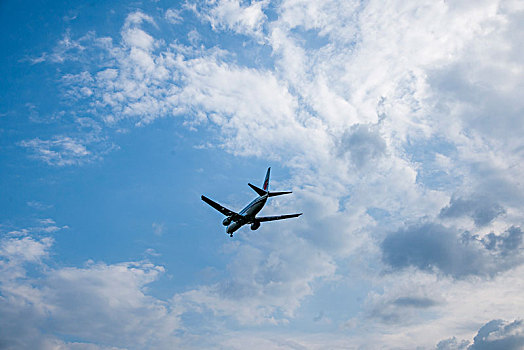 中国国际航空的飞机正降落重庆江北机场