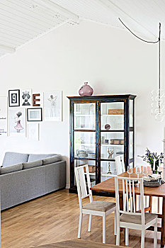 就餐区,白色,椅子,木桌子,柜子,靠近,灰色,沙发,室内