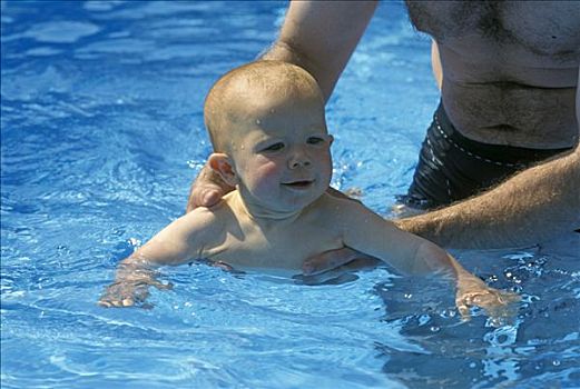 男孩,9个月大,游泳池