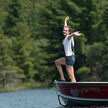 女孩,站立,船,伸展胳膊,湖,木头,安大略省,加拿大