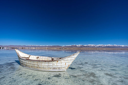 茶卡盐湖天空之镜旅游打卡网红小船