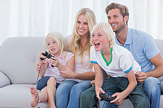 家庭,玩电玩,客厅