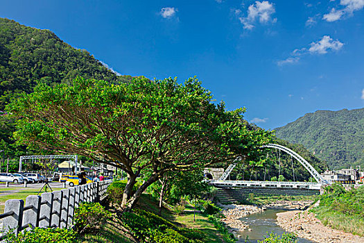 台湾观光景点猴硐猫村,晴朗的好天气,远山绿树白桥小溪