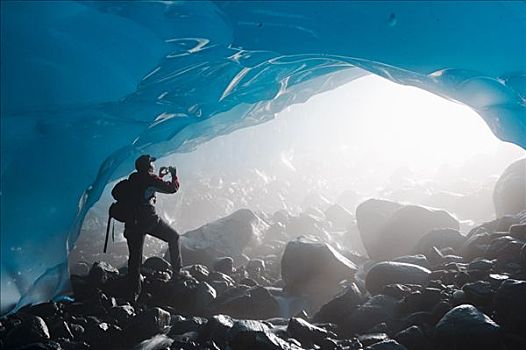 远足者,摄影,入口,冰,洞穴,室内,棉田豪冰河,东南阿拉斯加,夏天