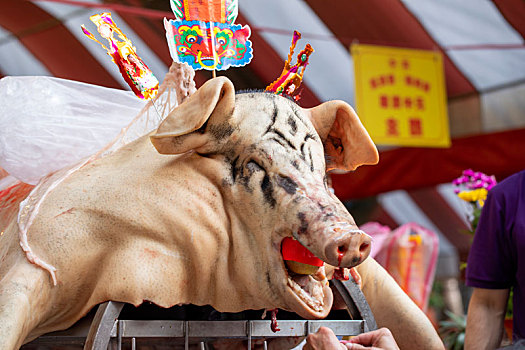 中国鬼节中元普渡信众用大神猪祭祀鬼神