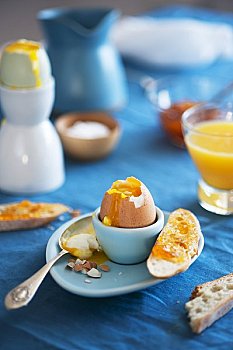 煮蛋,面包,橘子果酱,橙汁