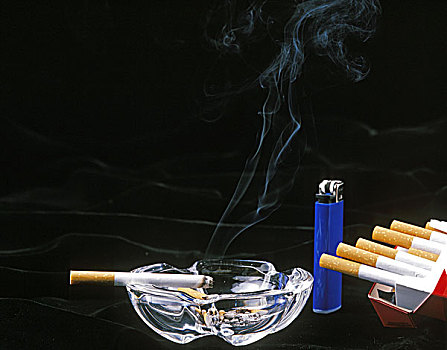香烟,烟灰缸,打火机,黑色背景