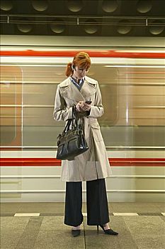 女人,手机,地铁站