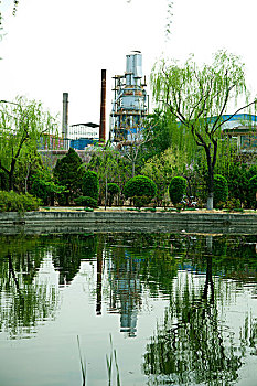 中國古典園林的湖泊和樹的倒影