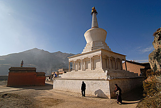 两个,女人,环绕,佛塔,拉布楞,寺院,夏河,甘肃,亚洲