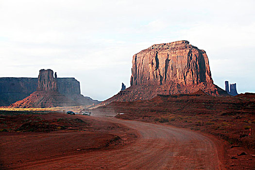 纪念碑山谷,树林,山峰吉普车,公路,那瓦荷部落公园,那瓦荷印地安保留区,亚利桑那州,犹他州,那瓦荷族公园,北美洲,美国,风景,地标,著名景点,全景