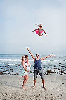 父母,两个女孩,玩耍,海滩