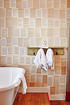 浴缸,靠近,毛巾,钩,架子,墙壁,图案,壁纸