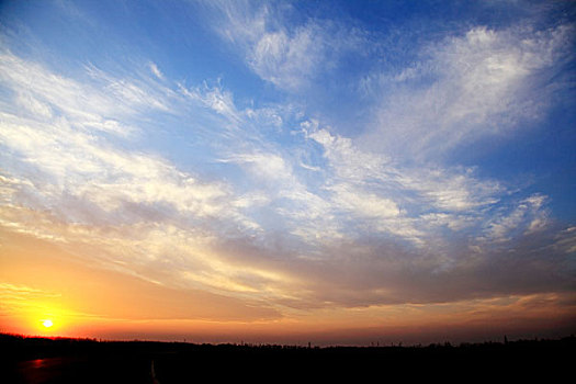 夕阳地平线太阳暖色调