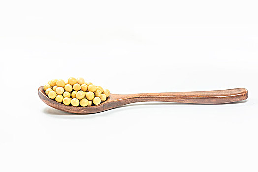 木勺子舀黄豆在白色背景上