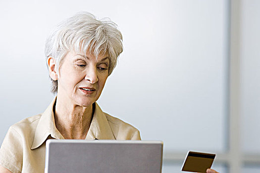老年,女人,看,信用卡,坐,后面,笔记本电脑