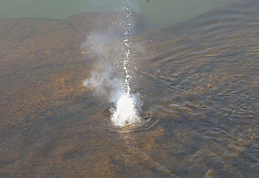 爆竹在水中爆炸