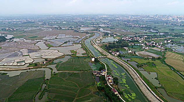 航拍雨后田园