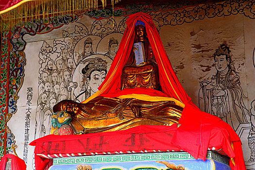 四川南山大足圣寿寺内的维摩殿,床上刻作卧疾状的维摩居士像