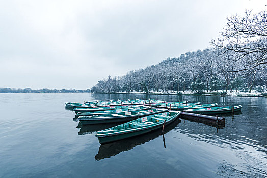 杭州西湖雪景码头小船