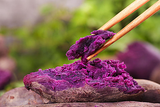 筷子上夹着紫番薯