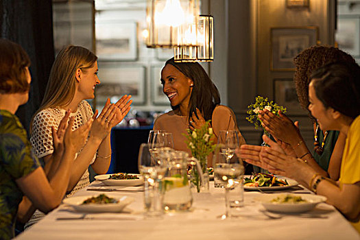微笑,女人,朋友,就餐,庆贺,鼓掌,餐厅桌子