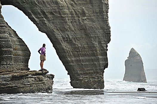 美女,站立,海滩,岩石构造,北岛,新西兰