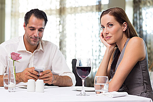 情侣,葡萄酒,玻璃杯,手机,就餐,餐馆