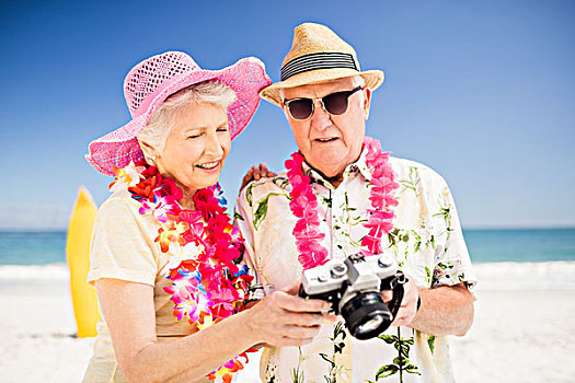 老年,夫妻,拿着,相机,海滩