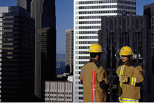 消防员,交谈,屋顶,旧金山,加利福尼亚,美国