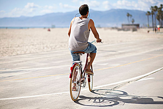 后视图,男人,骑自行车,威尼斯海滩,洛杉矶,加利福尼亚,美国