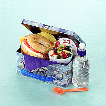 孩子的,午餐盒,随着,煮鸡蛋,番茄,面包圈,和水果,色拉