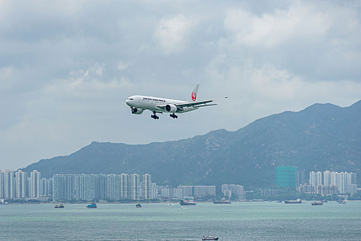 一架日本航空的客机正降落在香港国际机场