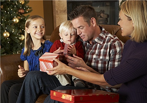 家庭,打开,礼物,正面,圣诞树