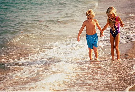 男孩,女孩,泳衣,握手,海滩