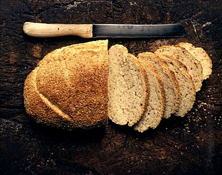 芝麻面包,切片,木质背景