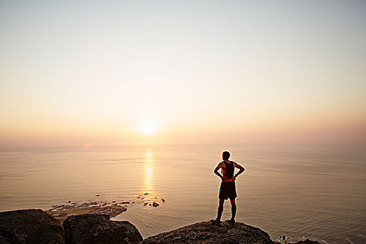 男性,跑步,岩石上,看,日落,海景