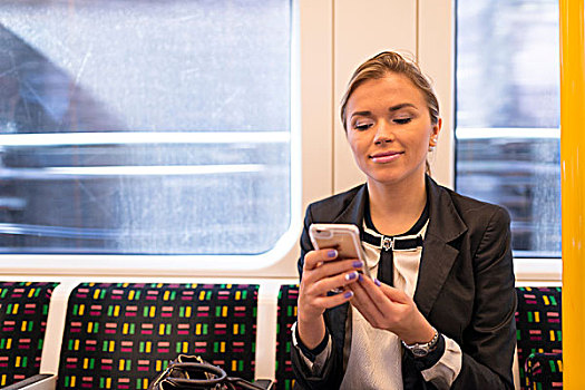 职业女性,发短信,地铁,伦敦,英国