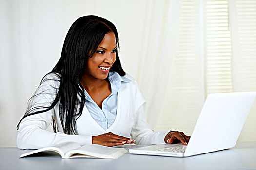 美洲,年轻,黑人女性,工作,笔记本电脑