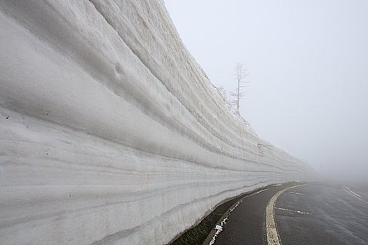 雪,墙壁