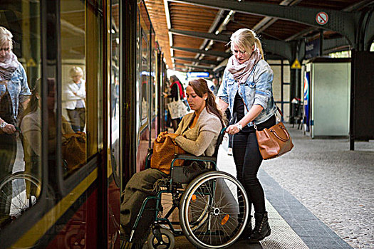 美女,轮椅,火车站