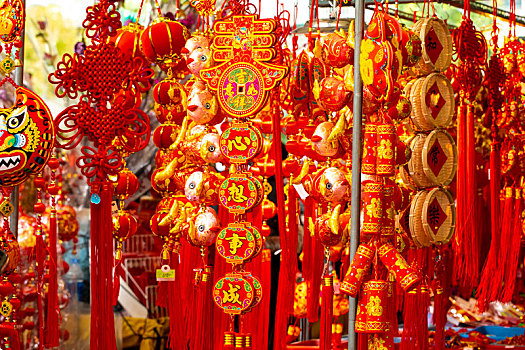特写中国春节多种造型的传统春节饰品