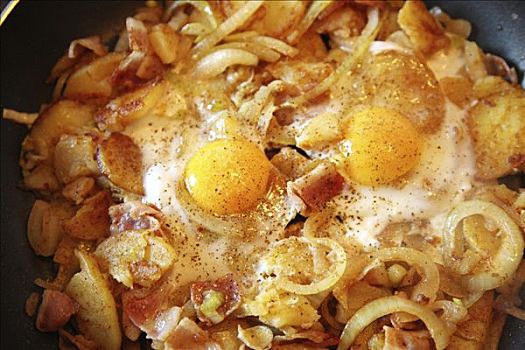 煎蛋饼,准备好,煎锅,炸土豆,洋葱,熏肉,煎鸡蛋