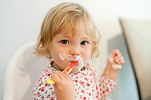 小女孩,吃,酸奶