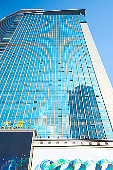 蔚蓝色的天空下的高楼建筑玻璃外立面