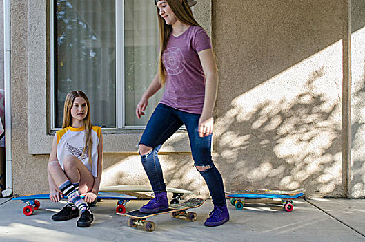 两个,青少年,玩滑板,姐妹,练习,门廊