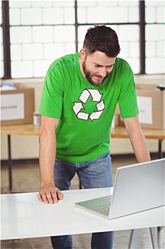男人,回收标志,t恤,工作,笔记本电脑