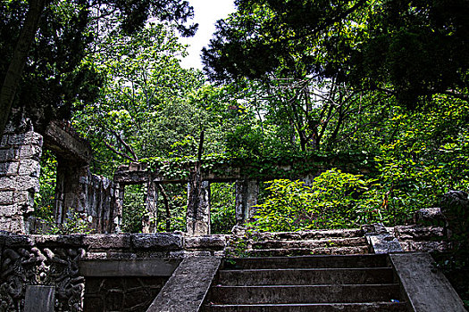 南京灵谷寺废弃的石屋